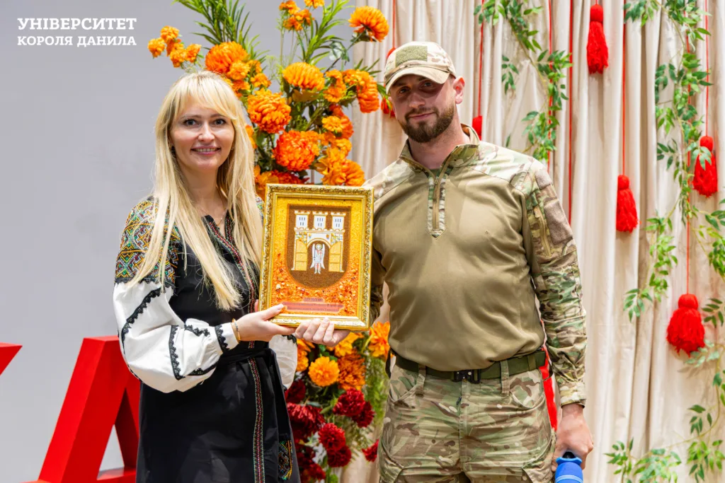 Вручення подарунка у Університеті Короля Данила