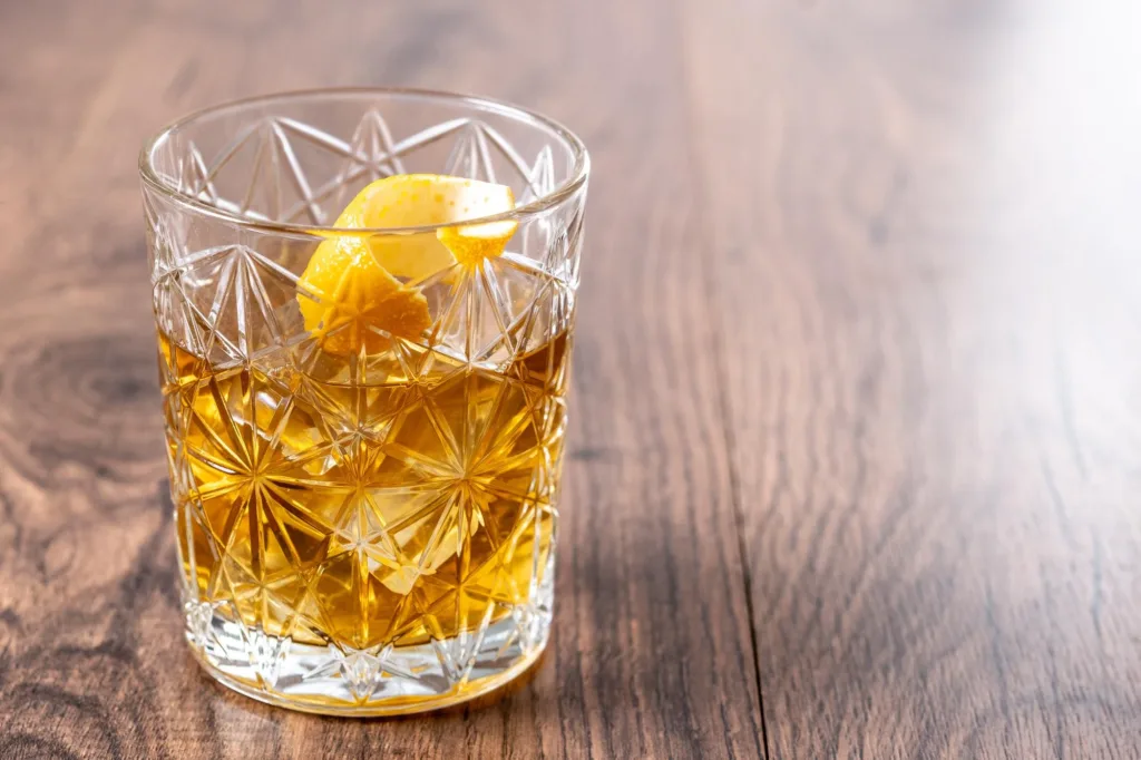 Скляний келих з віскі та лимоном