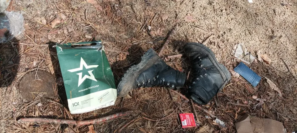 Військові черевики та коробка на землі