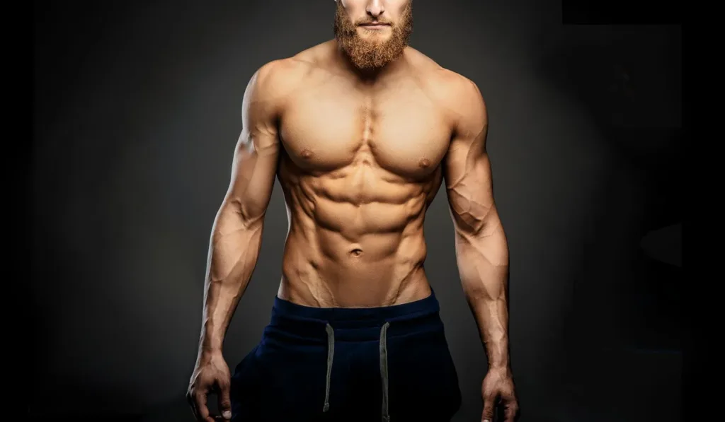 Мускулисте чоловіче тіло з пресом