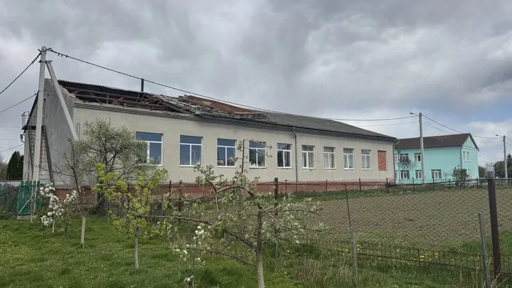 Пошкоджена будівля школи після буревію