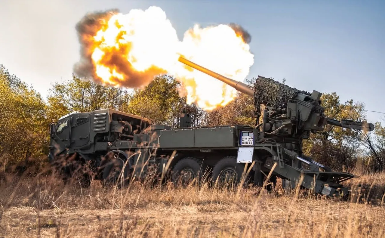 Самохідна артилерійська установка стріляє в полі