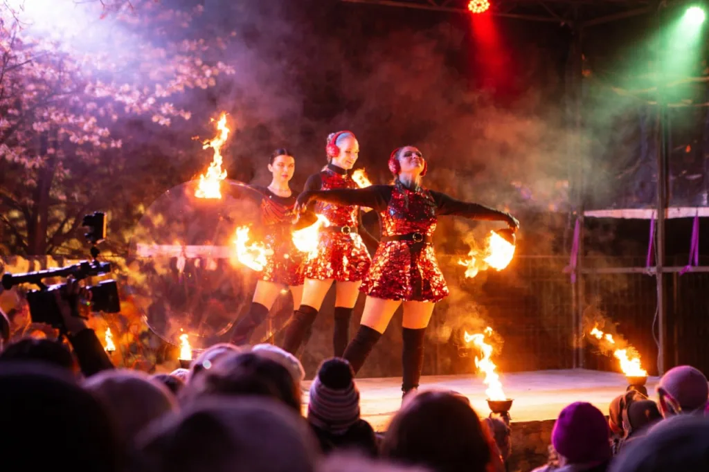 Танцівниці виконують вогняне шоу на сцені