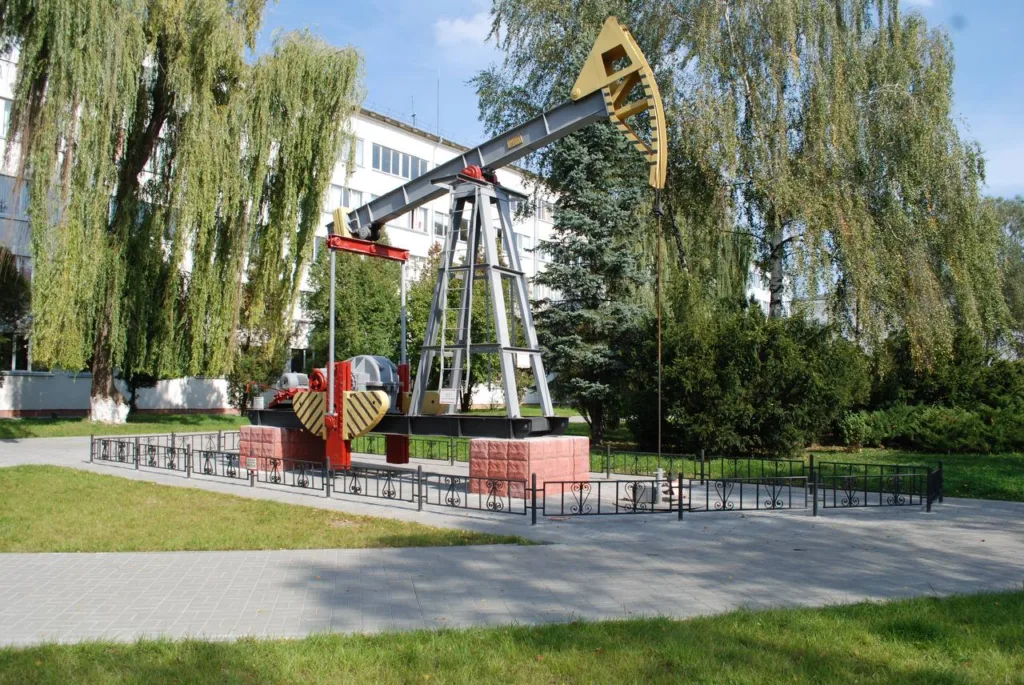 Нафтовий станок-качалка на території університету