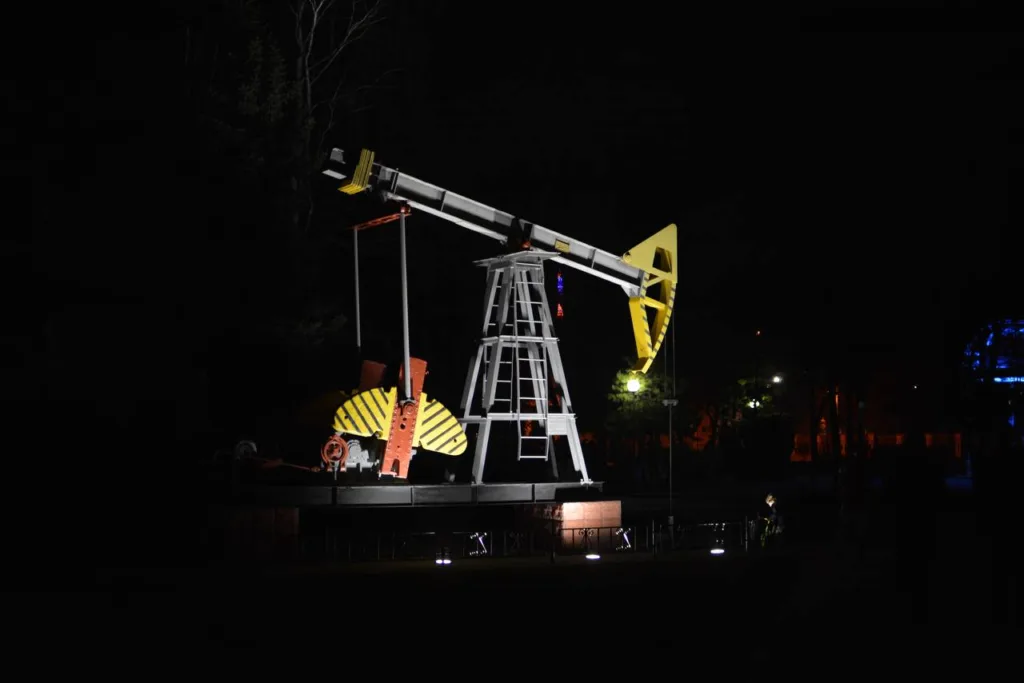 Нафтова вежа вночі освітлена ліхтарями