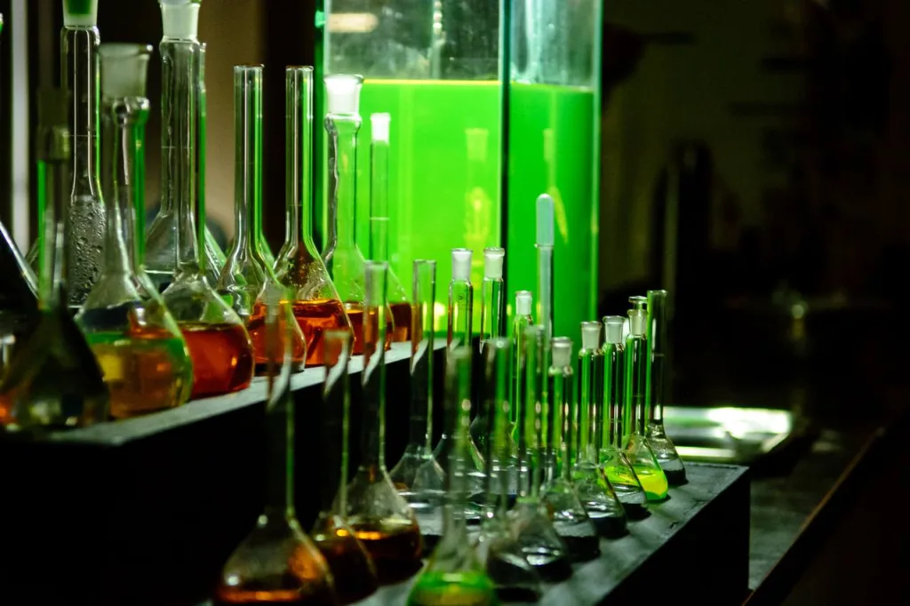 Лабораторні колби з кольоровими рідинами