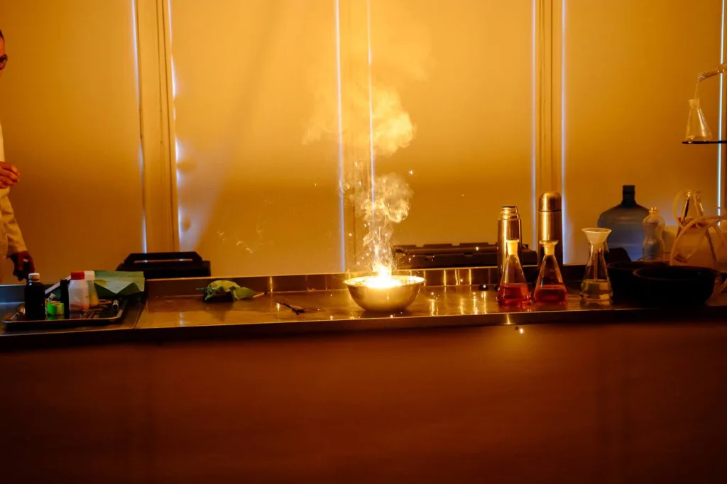 Хімічна реакція з полум’ям у лабораторії