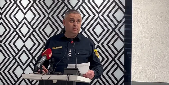 Поліцейський виступає на пресконференції перед мікрофонами