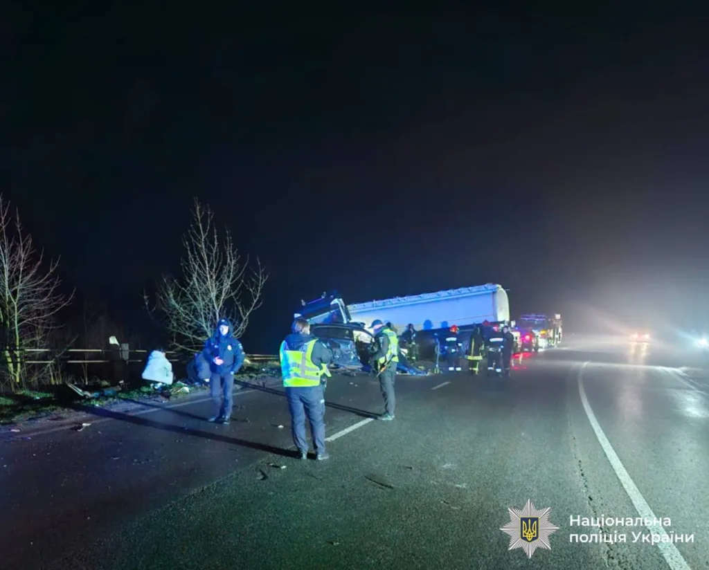 Поліція працює на місці нічної аварії