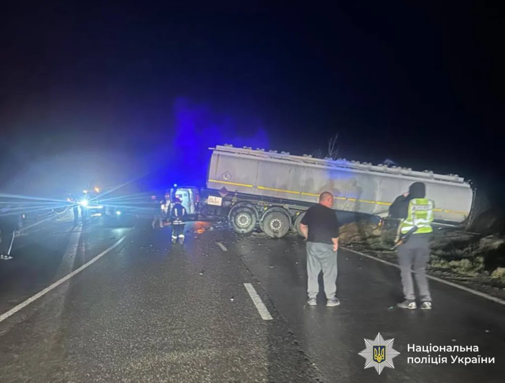 Дорожньо-транспортна пригода з вантажівкою вночі