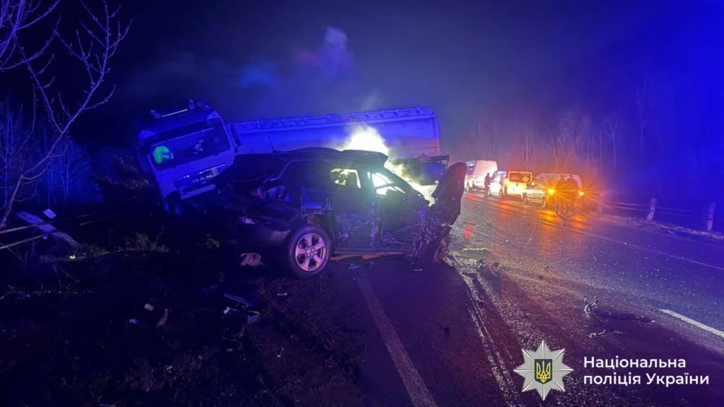 Дорожня аварія вантажівки та легковика вночі