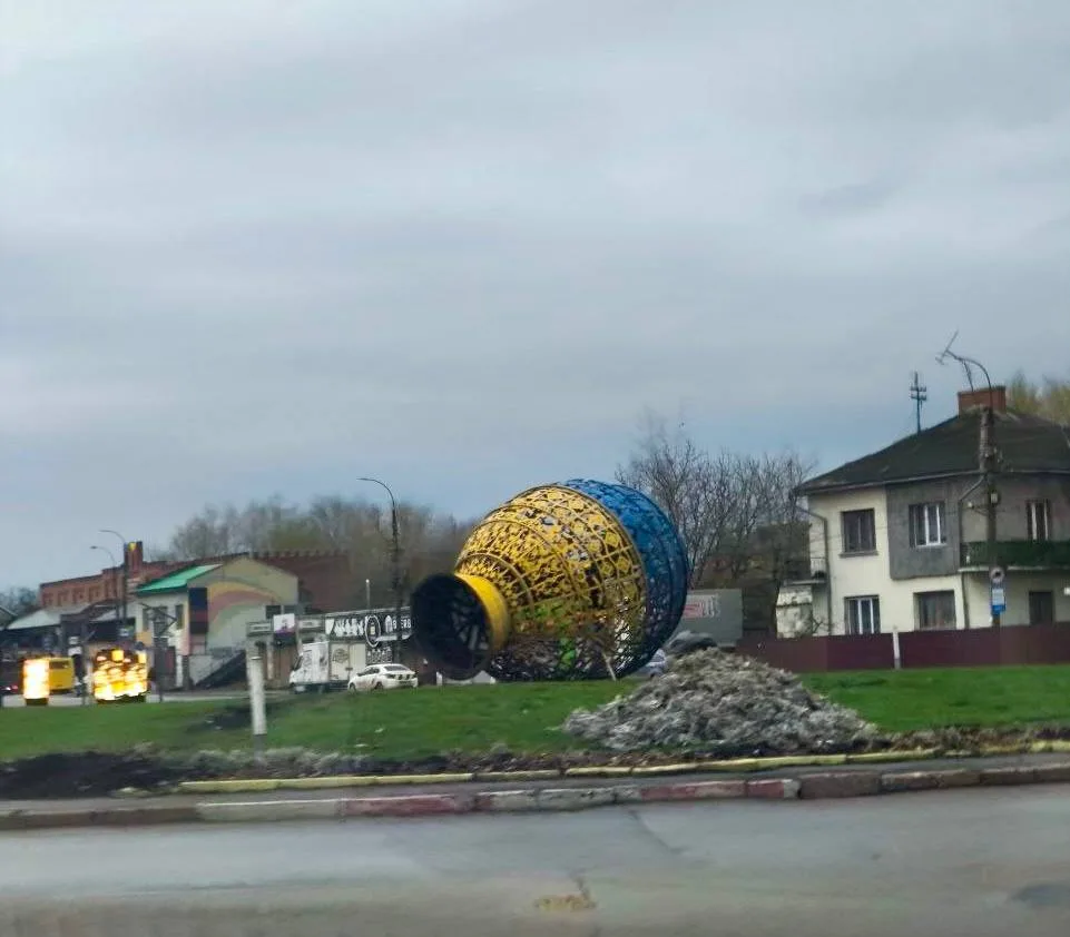 Велика впала пасхальна писанка на колі вулиці