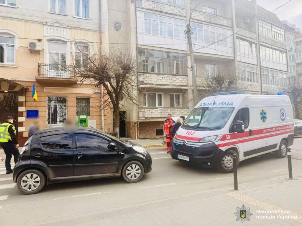 Поліція та швидка допомога на міській вулиці