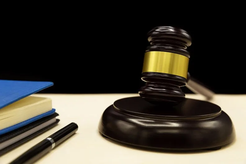 Суддівський молоток на столі