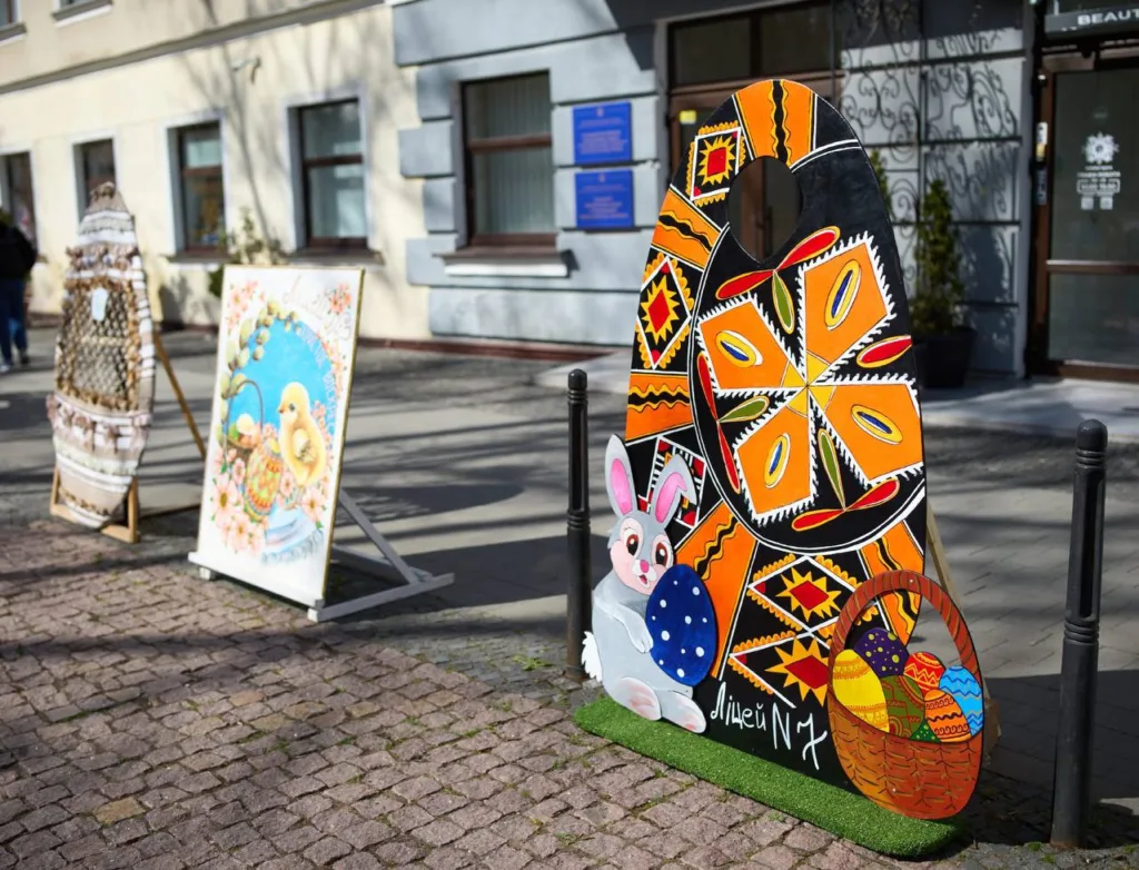 Великодні декоративні писанки на міській вулиці