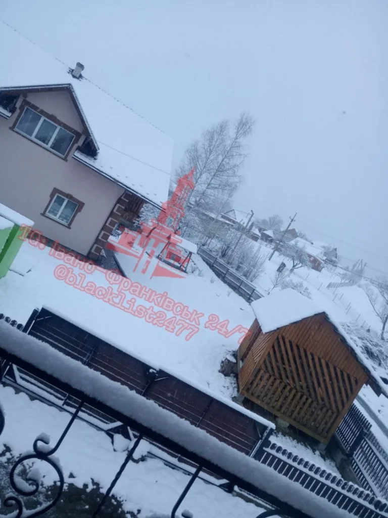 Засніжений двір і будинки взимку