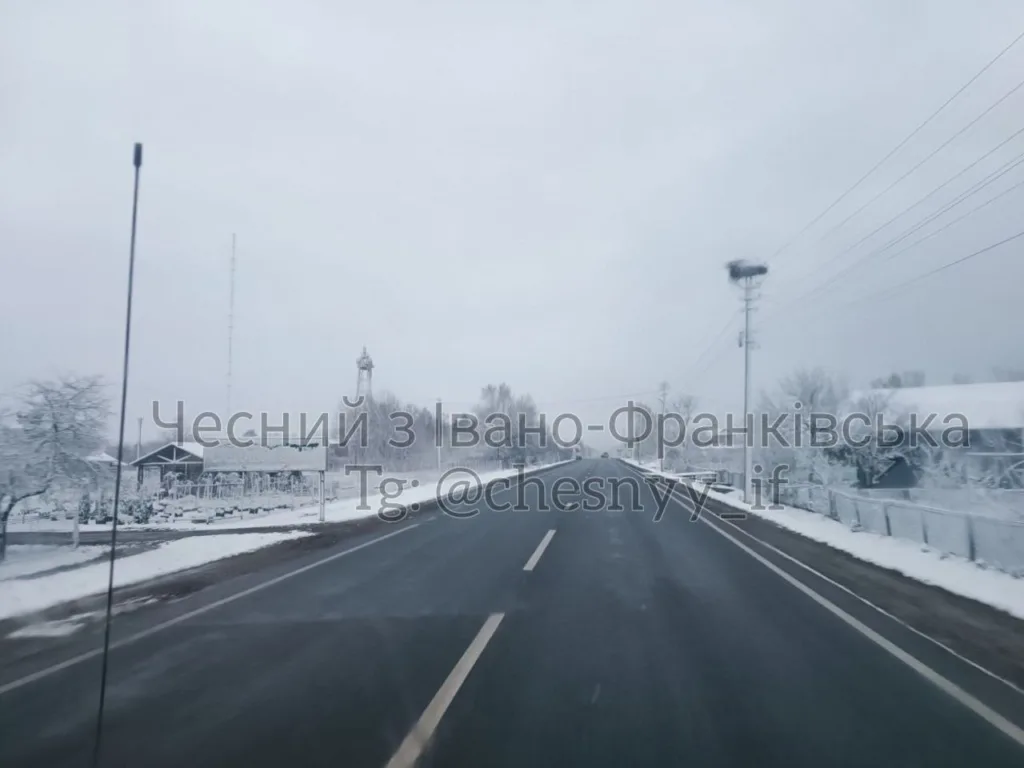 Зимова дорога біля села Івано-Франківська область