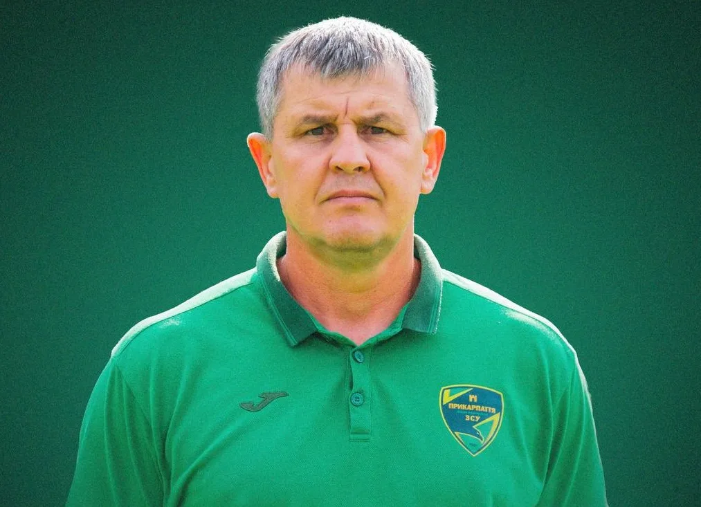 Чоловік у зеленій формі футбольного клубу