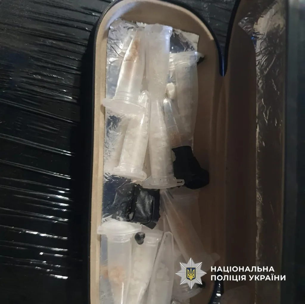 Поліція України вилучила підозрілі капсули