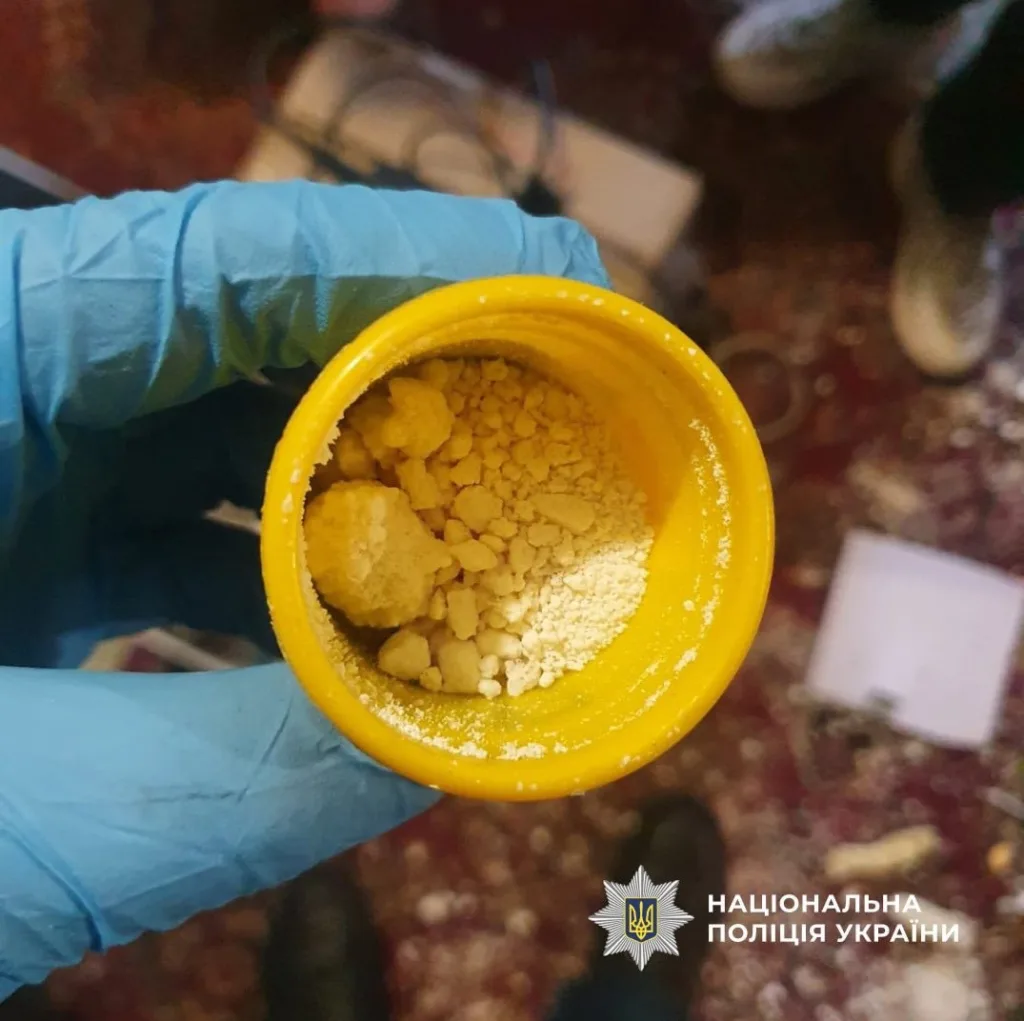 Поліція знаходить жовтий порошок у контейнері