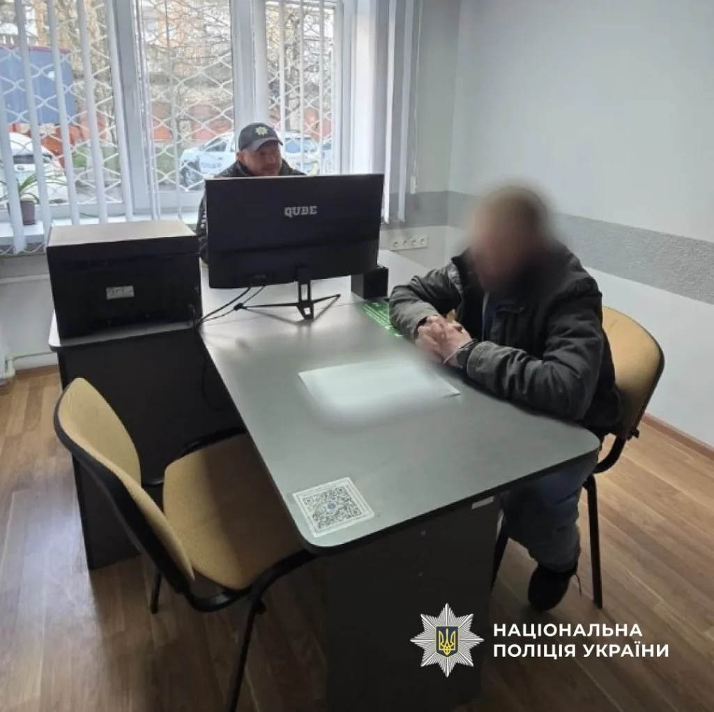 Поліцейський проводить опитування в службовому кабінеті