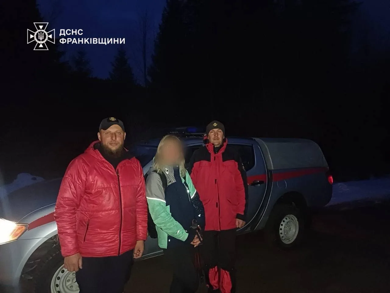 Рятувальники Івано-Франківщини біля службового автомобіля