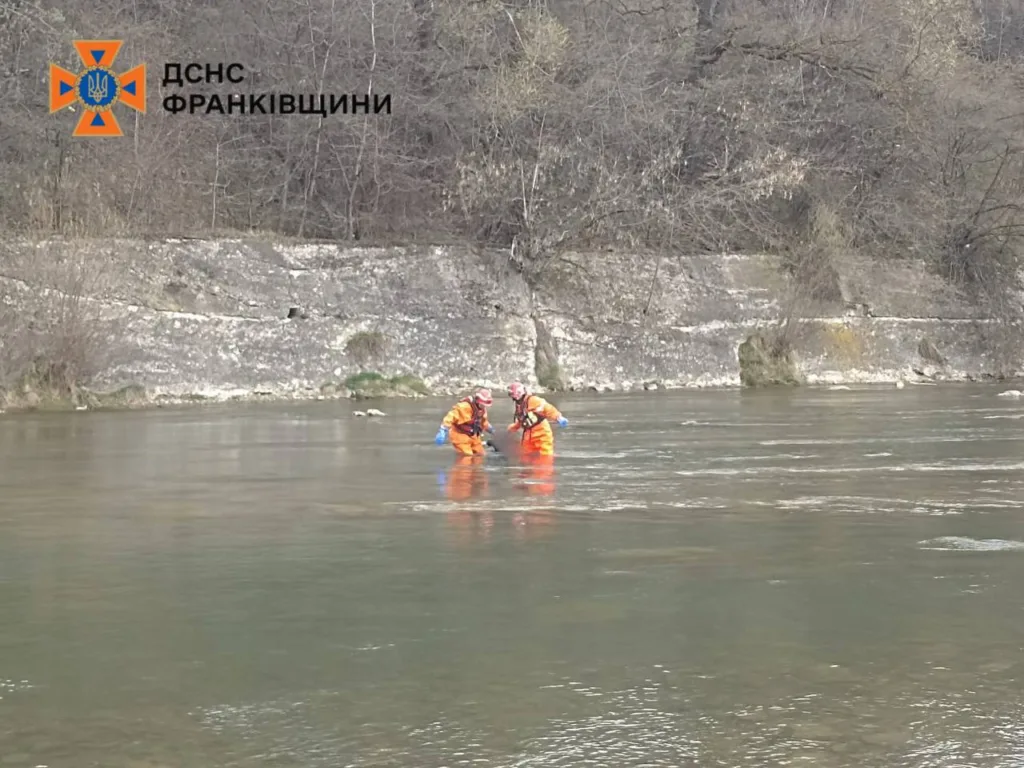 Рятувальники ДСНС працюють у річці біля берега