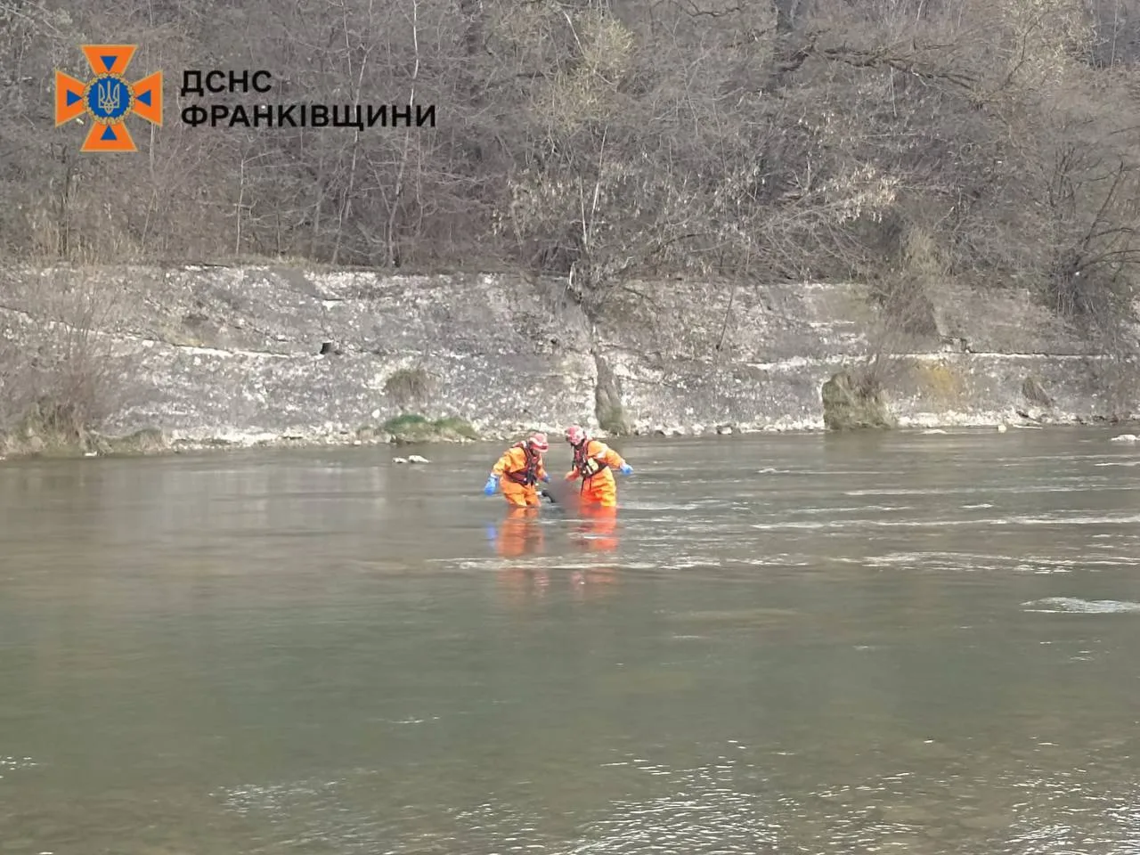 Рятувальники ДСНС працюють у річці біля берега