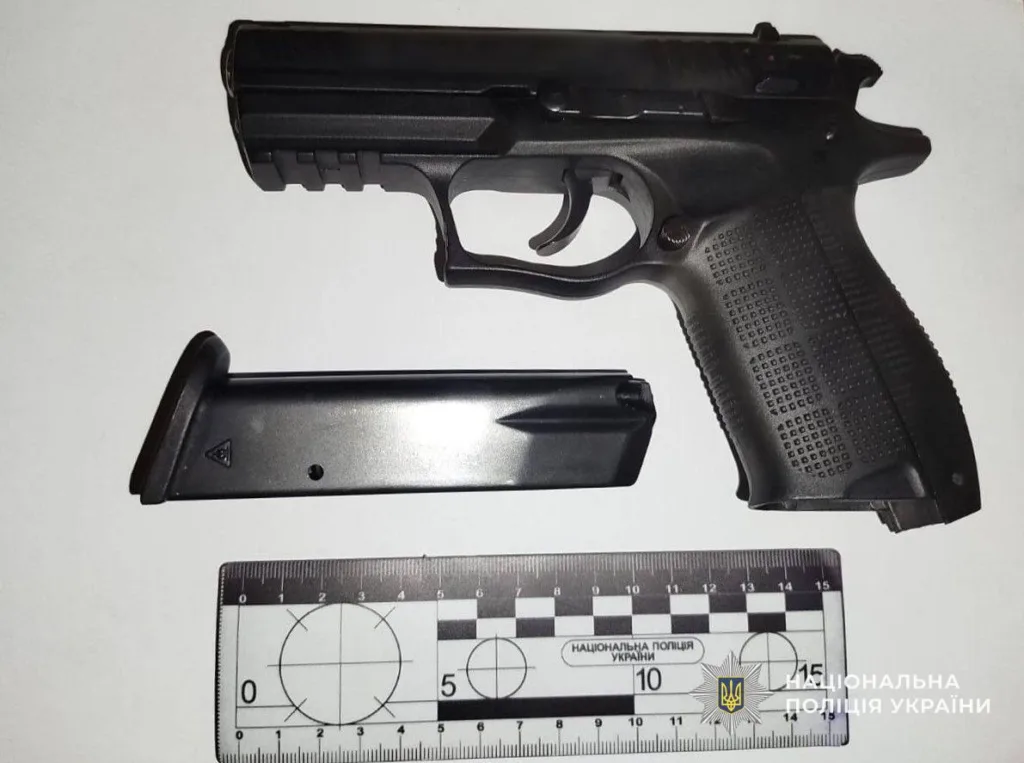 Чорний пістолет, магазин і лінійка для вимірювання