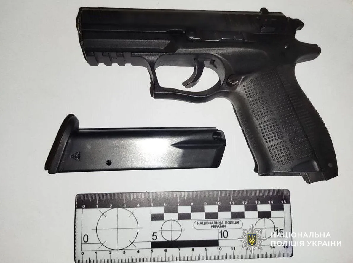 Чорний пістолет, магазин і лінійка для вимірювання