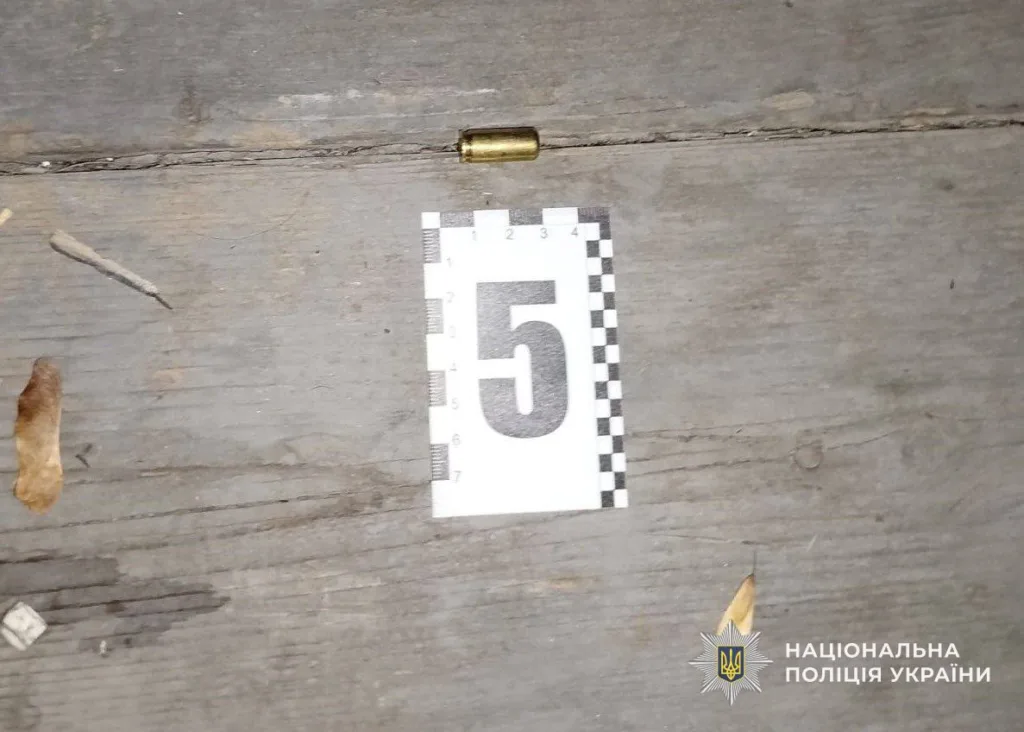 Гільза на підлозі з міткою доказу номер 5