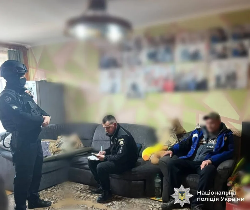 Поліція проводить обшук у помешканні чоловіка