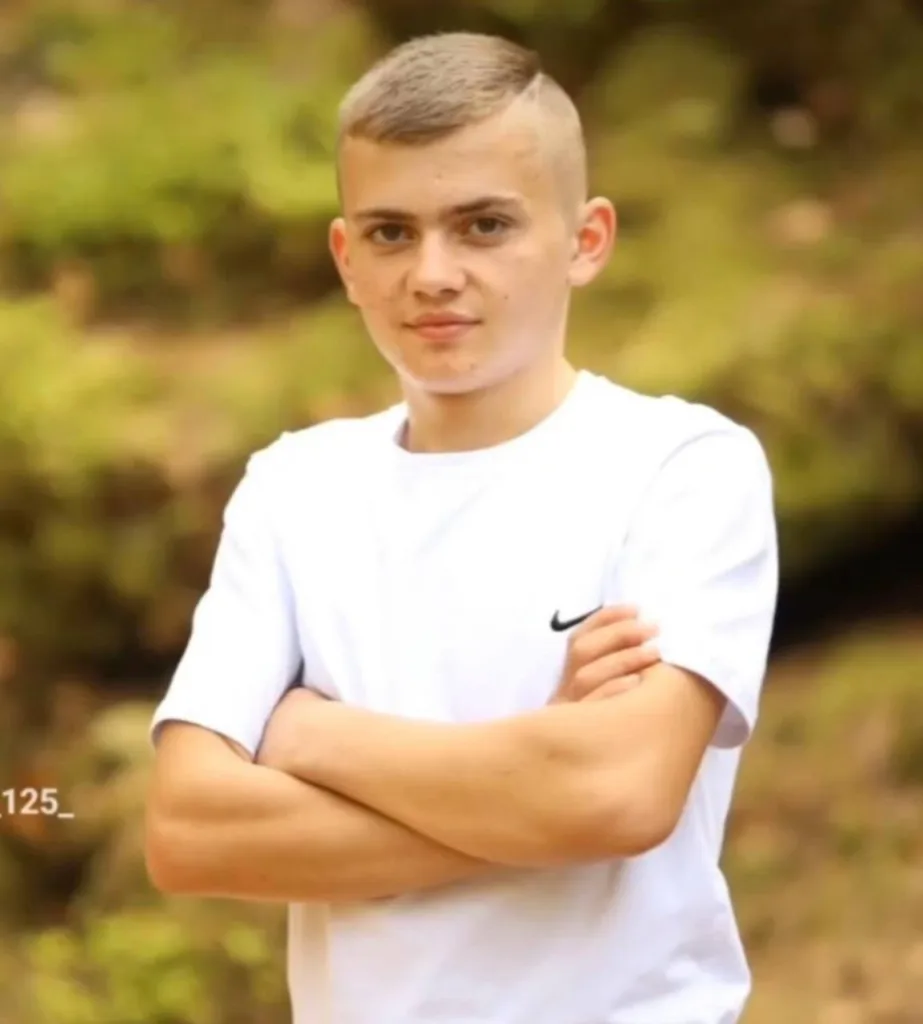 Хлопець у білій футболці на природі