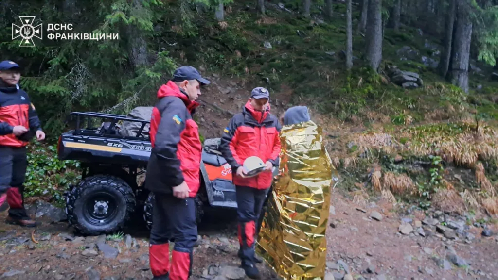 Рятувальники допомагають людині в гірському лісі