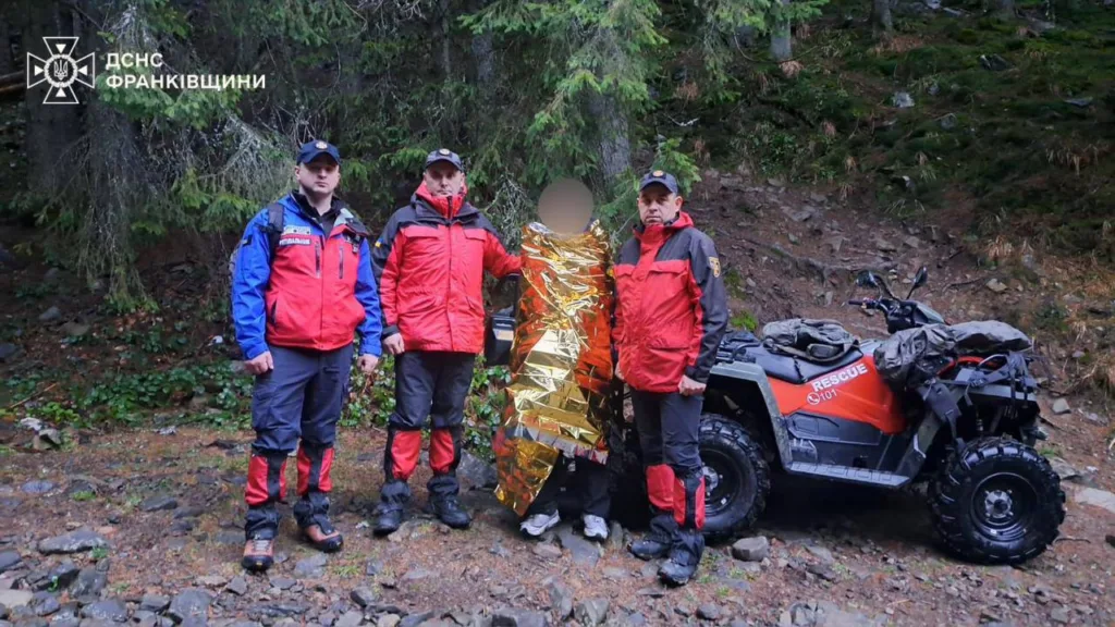 Рятувальники допомагають людині в горах Карпат