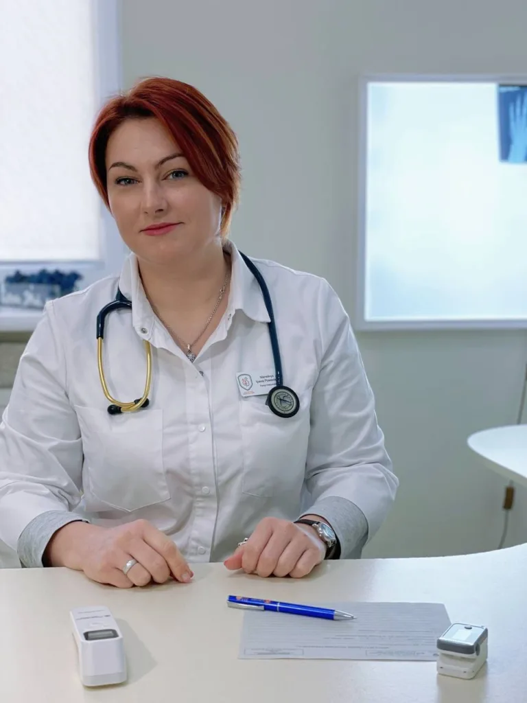 Лікар у білому халаті в кабінеті