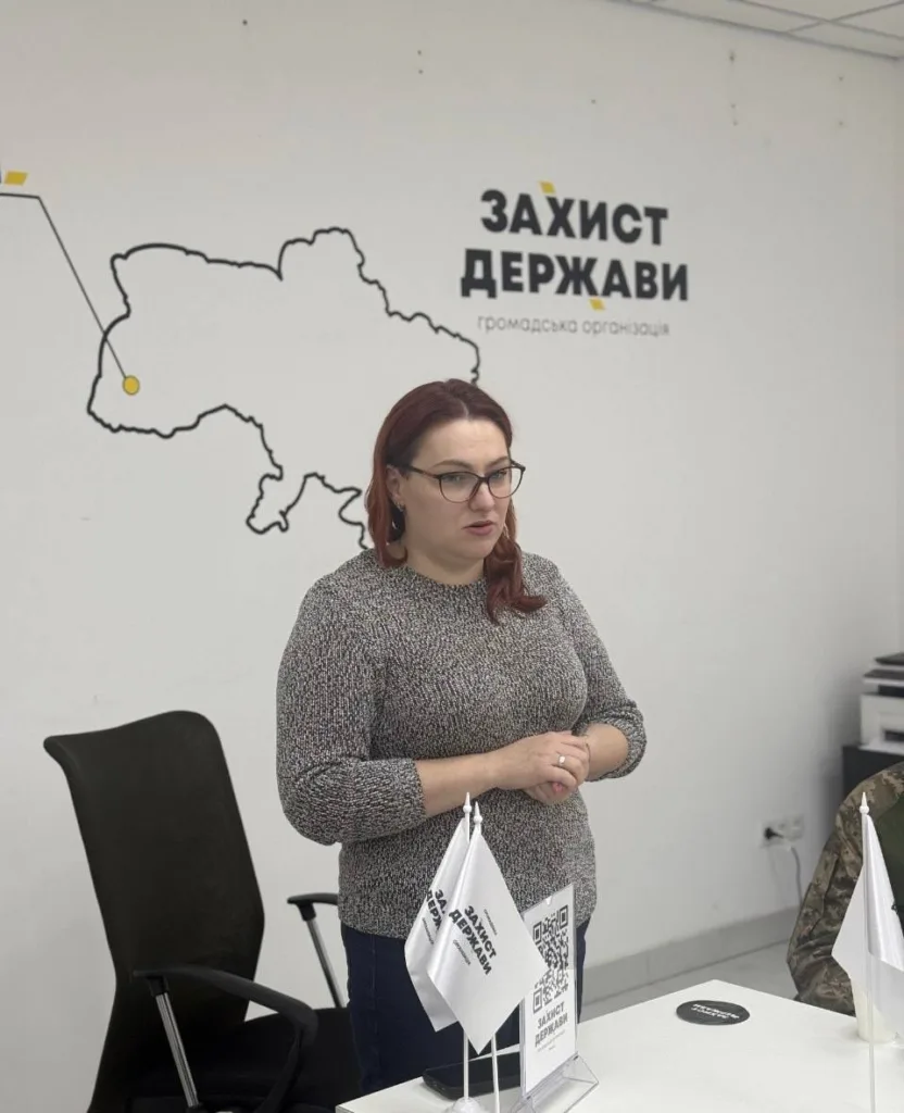 Жінка говорить у офісі організації Захист Держави