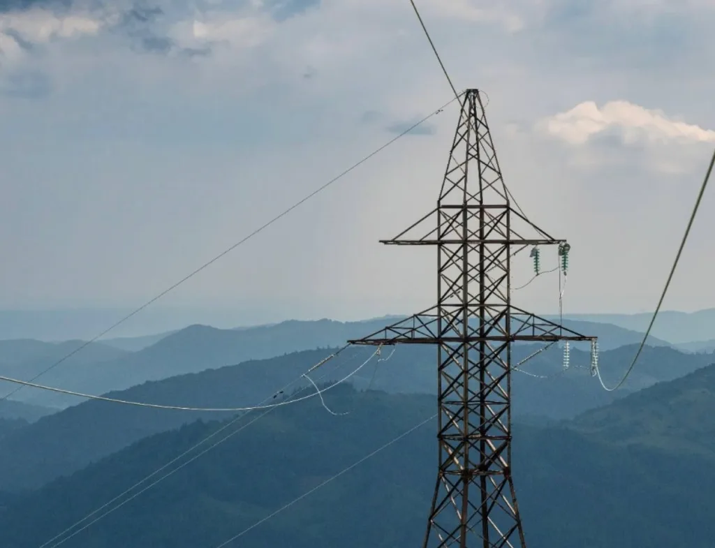 Лінія електропередач у гірській місцевості