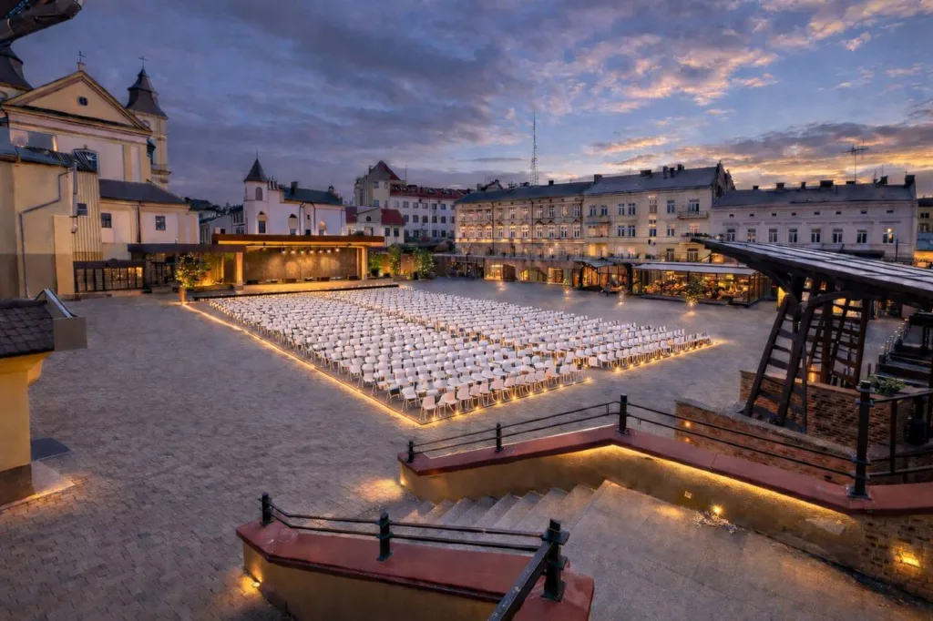 Відкрита площа з підготовленими сидіннями для події