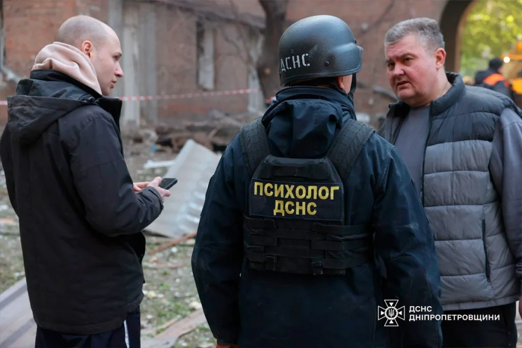 Психолог ДСНС спілкується з людьми після інциденту