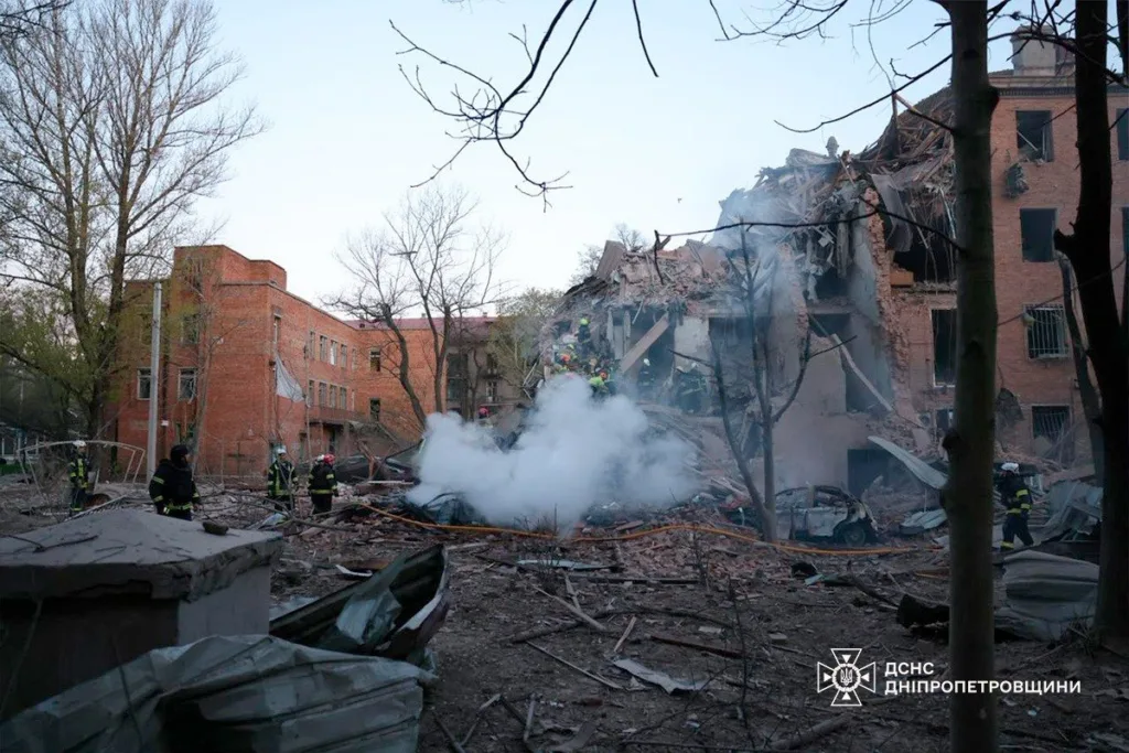 Рятувальники розбирають завали зруйнованої будівлі