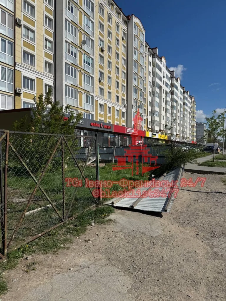 Багатоповерхівка з магазинами на першому поверсі