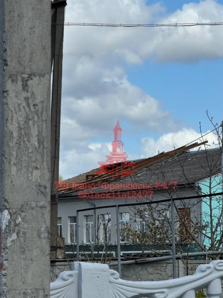 Пошкоджений дах будинку після бурі