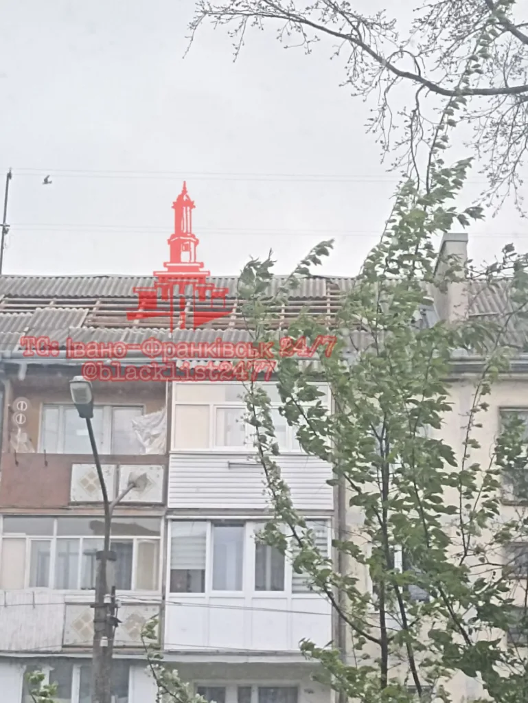 Багатоповерхівка в Івано-Франківську під час дощу
