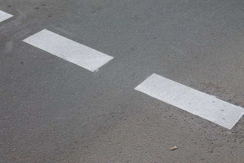 Білою розміткою позначена дорога крупним планом