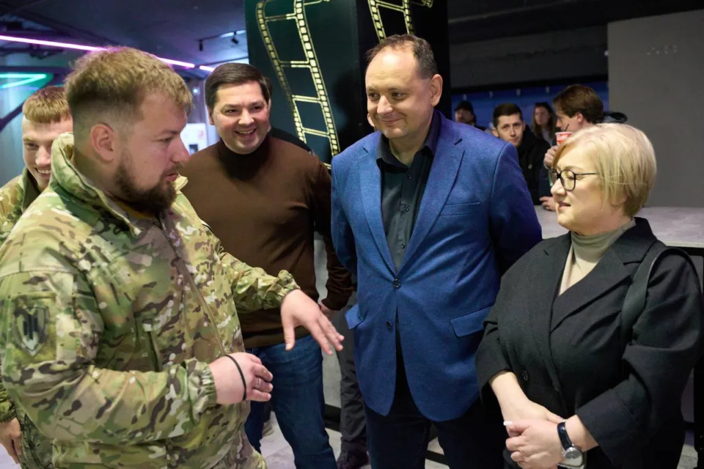 Люди розмовляють під час події у приміщенні