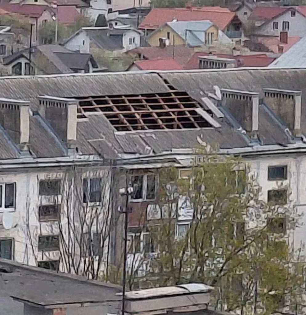 Будинок із пошкодженим дахом після бурі