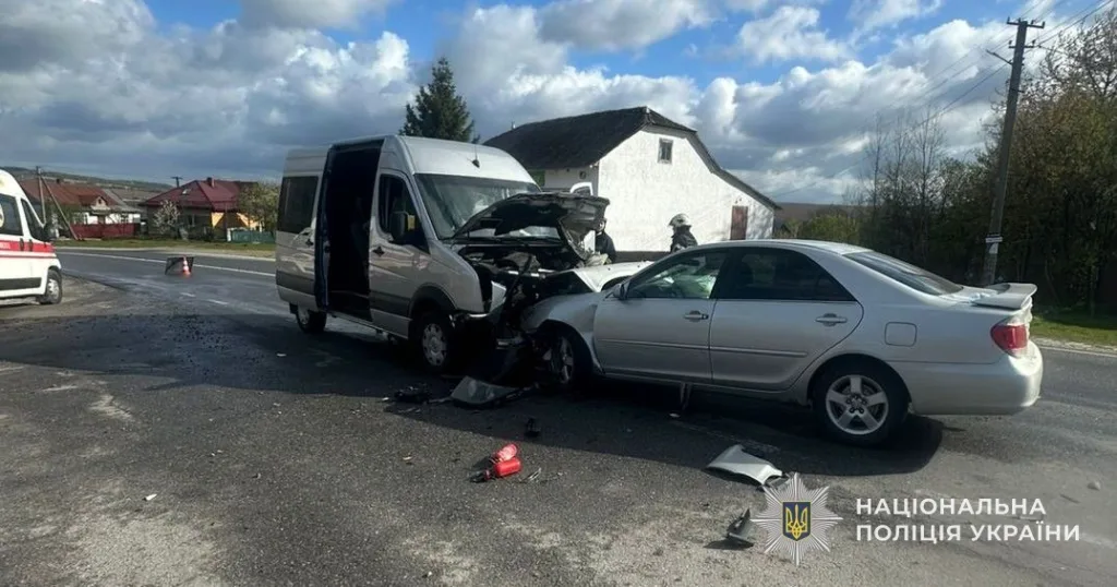 Дорожня аварія між мікроавтобусом і легковим автомобілем