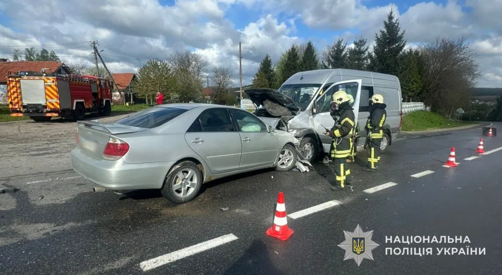 Дорожня аварія з машиною та мікроавтобусом