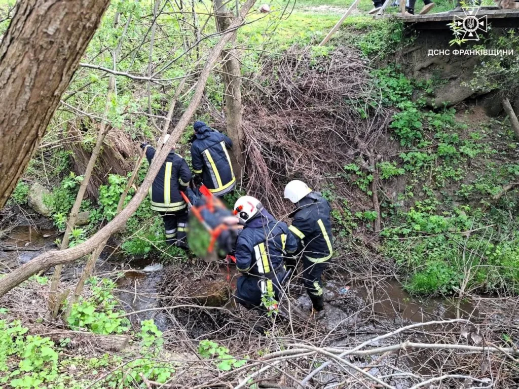 Рятувальники проводять операцію у лісовому яру